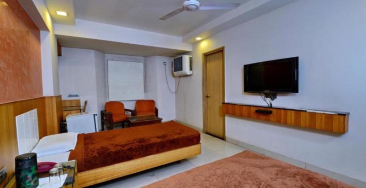 Hotel Shelter Gwalior Bagian luar foto