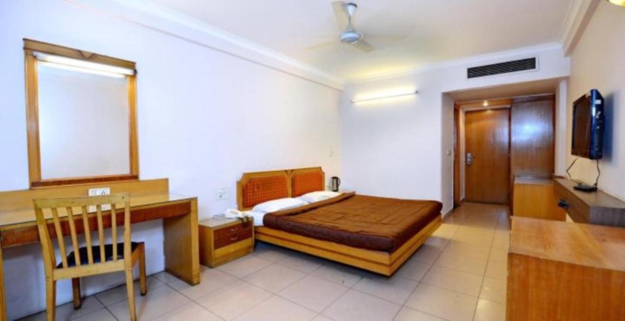 Hotel Shelter Gwalior Bagian luar foto